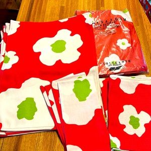 Tablecloth, placemats, napkins and hand towel set